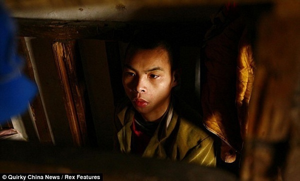 La terrible historia de un joven discapacitado cuya familia lo encerró en una jaula 8