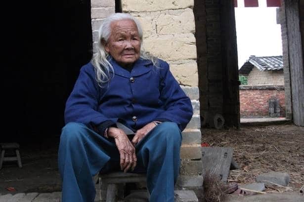 Anciana de 95 años sale de su ataúd seis días después de haber muerto 1 Anciana de 95 años sale de su ataúd seis días después de haber muerto 2