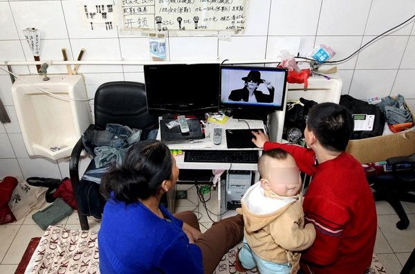 Una familia lleva seis años viviendo dentro de un baño público en China 2 Una familia lleva seis años viviendo dentro de un baño público en China 3