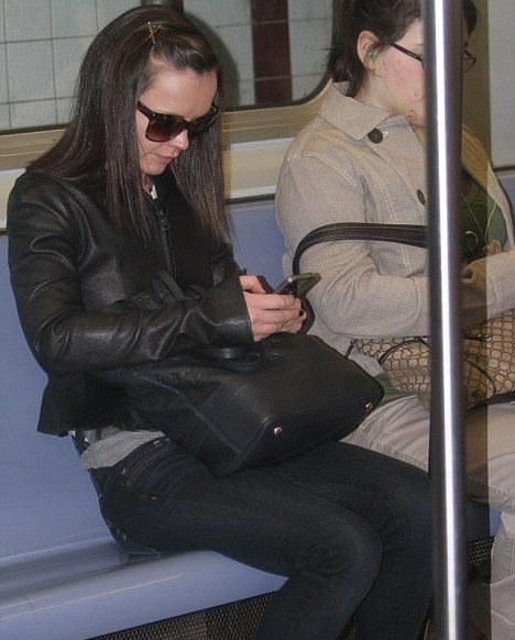 Estrella de cine viaja en metro y sin maquillaje 3 noticias Christina Ricci viaja en metro
