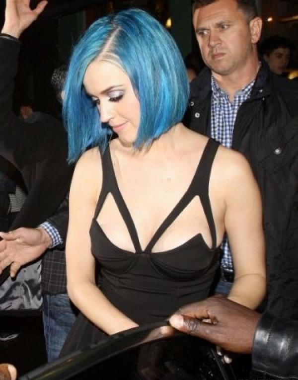 Katy Perry reveló de más con su osado escote 2