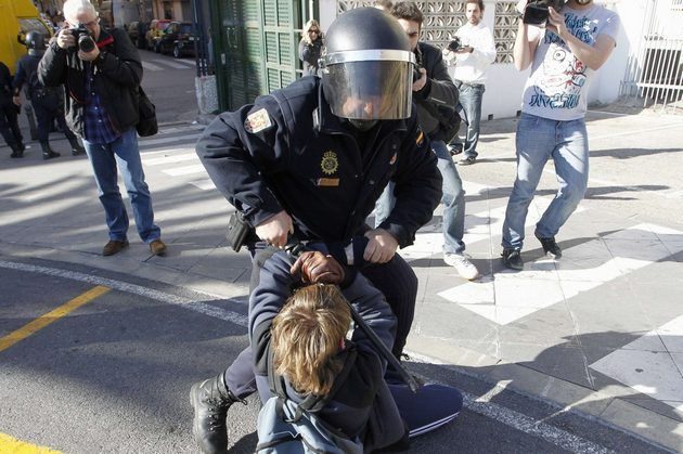 El gobierno endurecerá las leyes para proteger a la policía de los manifestantes 4