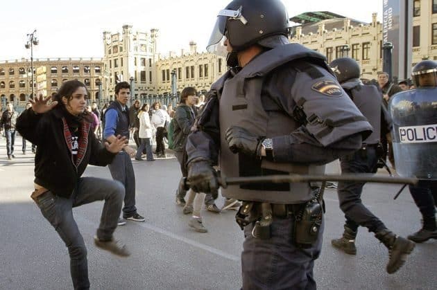 El gobierno endurecerá las leyes para proteger a la policía de los manifestantes 5