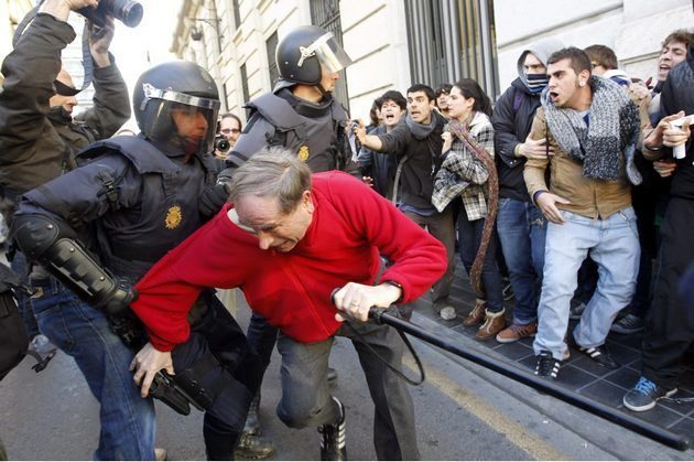 El gobierno endurecerá las leyes para proteger a la policía de los manifestantes 6