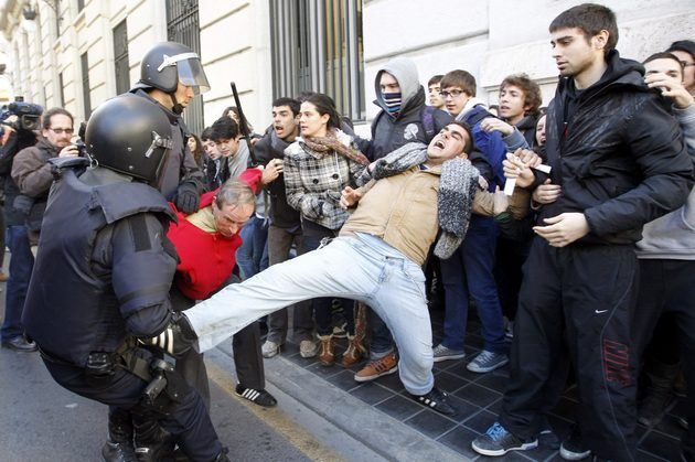 El gobierno endurecerá las leyes para proteger a la policía de los manifestantes 7