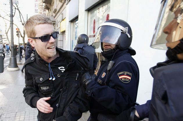 El gobierno endurecerá las leyes para proteger a la policía de los manifestantes 8