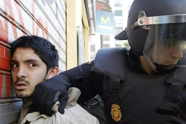 El gobierno endurecerá las leyes para proteger a la policía de los manifestantes 9
