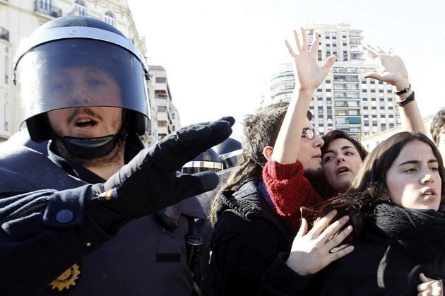 El gobierno endurecerá las leyes para proteger a la policía de los manifestantes 10