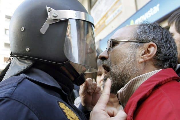 El gobierno endurecerá las leyes para proteger a la policía de los manifestantes 11