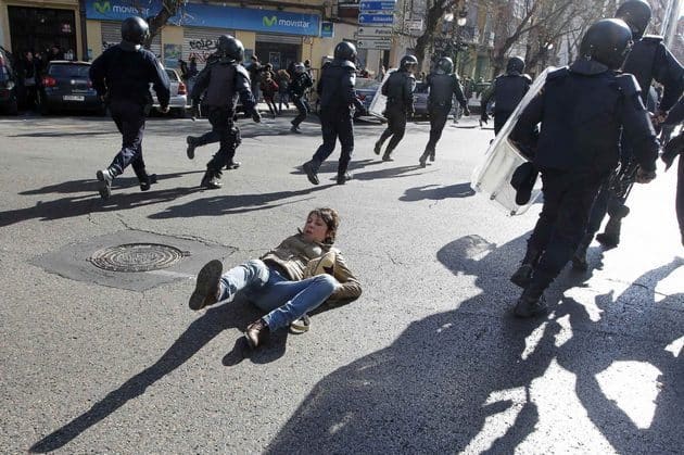 El gobierno endurecerá las leyes para proteger a la policía de los manifestantes 12