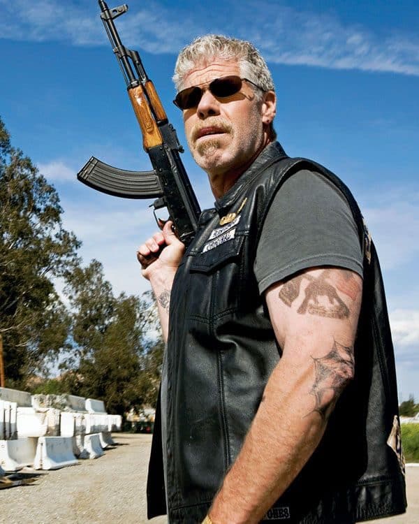 Ron Perlman es Hellboy con faldas y a lo loco 2 Ron Perlman es Hellboy con faldas y a lo loco 3