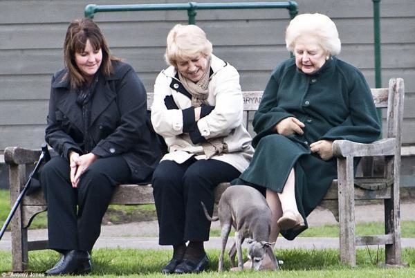 noticias Margaret Thatcher paseando por el parque