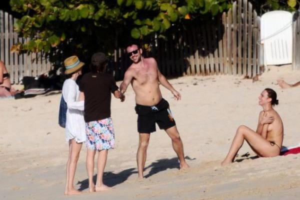 Fan en topless sorprende a Paul McCartney y su esposa 3