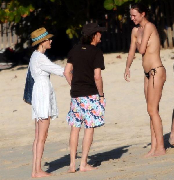 Fan en topless sorprende a Paul McCartney y su esposa 4