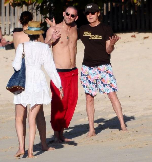 Fan en topless sorprende a Paul McCartney y su esposa 5