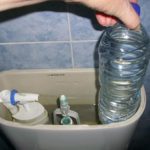 Manual: Ahorra agua y dinero con una botella de plástico en la cisterna del WC 2
