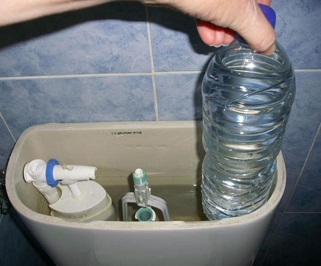 Manual: Ahorra agua y dinero con una botella de plástico en la cisterna del WC 1 Manual: Ahorra agua y dinero con una botella de plástico en la cisterna del WC 2