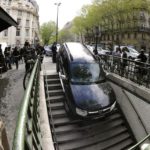 Conductor confunde escaleras de metro con aparcamiento 8