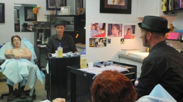 Artista hace tatuajes de pezones a sobrevivientes de cáncer de mama 3
