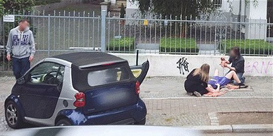El hombre desnudo y la mujer de parto de Google Street View 4