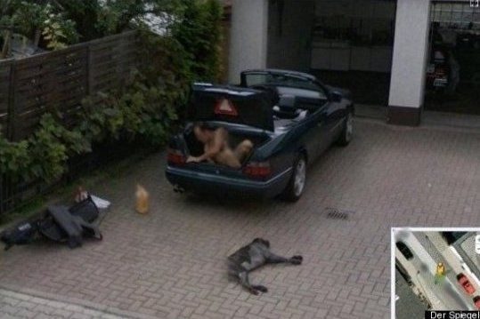 El hombre desnudo y la mujer de parto de Google Street View 3