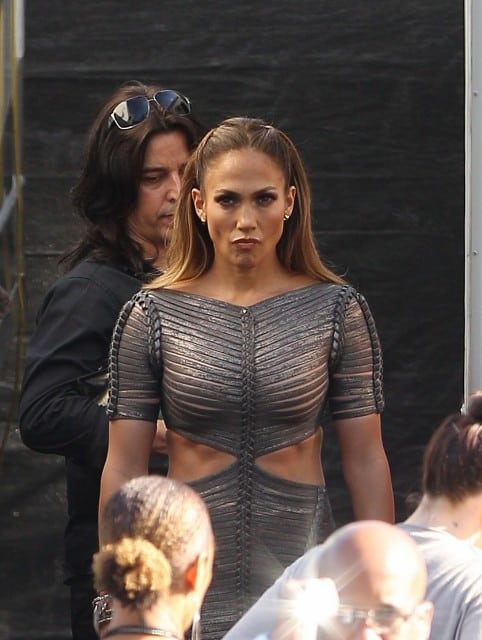 Jennifer López lució un vestido que deja muy poco a la imaginación 4
