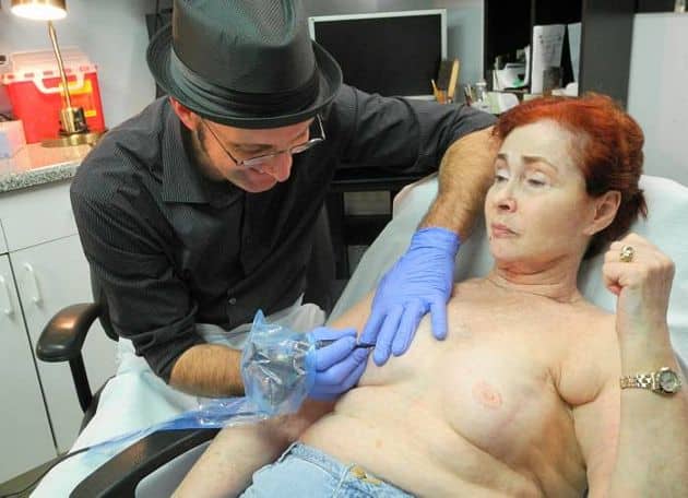 Artista hace tatuajes de pezones a sobrevivientes de cáncer de mama 5