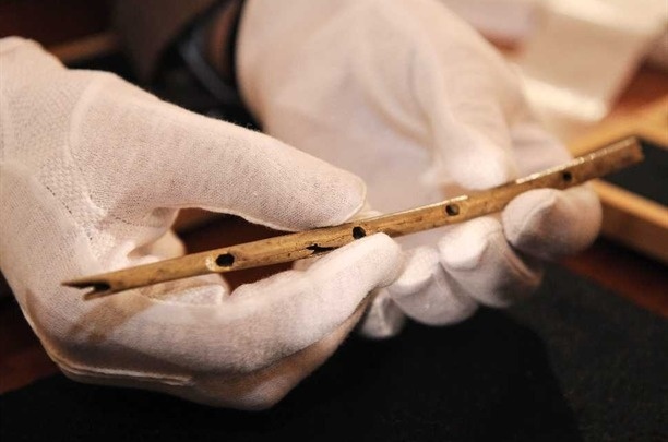Descubren el instrumento musical más antiguo, una flauta de hace 42 mil años 1