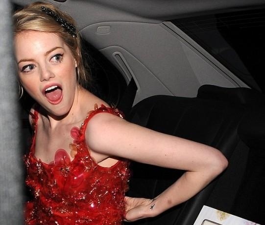 Emma Stone sufrió vergonzoso incidente por usar un vestido pequeño 5