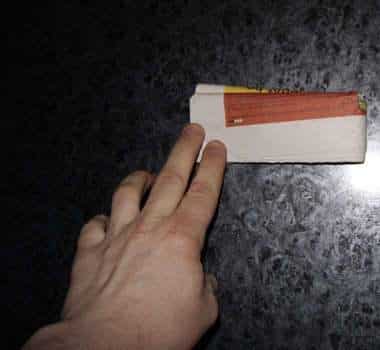 Como abrir una botella de cerveza con una hoja de periódico o un billete 8