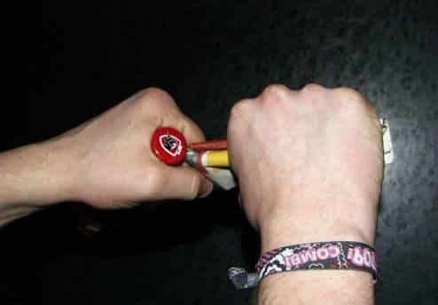 Como abrir una botella de cerveza con una hoja de periódico o un billete 9