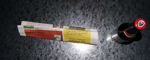 Como abrir una botella de cerveza con una hoja de periódico o un billete 7