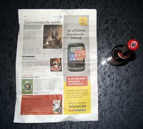 Como abrir una botella de cerveza con una hoja de periódico o un billete 4