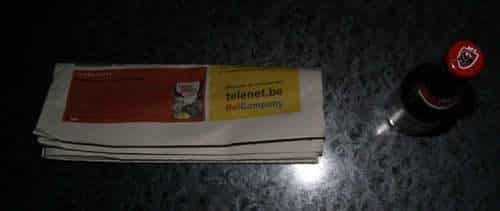 Como abrir una botella de cerveza con una hoja de periódico o un billete 6