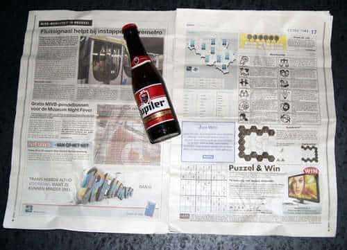 Como abrir una botella de cerveza con una hoja de periódico o un billete 3