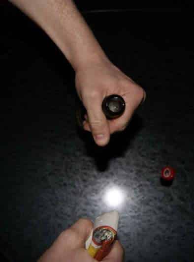 Como abrir una botella de cerveza con una hoja de periódico o un billete 10