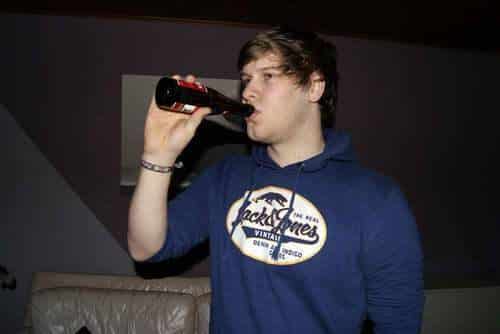 Como abrir una botella de cerveza con una hoja de periódico o un billete 11