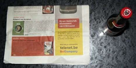 Como abrir una botella de cerveza con una hoja de periódico o un billete 5