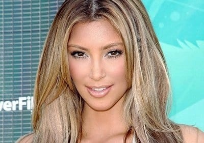 Kim Kardashian sorprende con su cabello rubio 1 Kim Kardashian sorprende con su cabello rubio 2