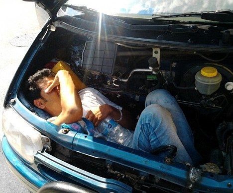 Inmigrante afgano pasó 20 horas escondido bajo el capó de un coche 3