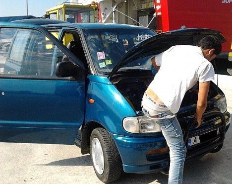 Inmigrante afgano pasó 20 horas escondido bajo el capó de un coche 5