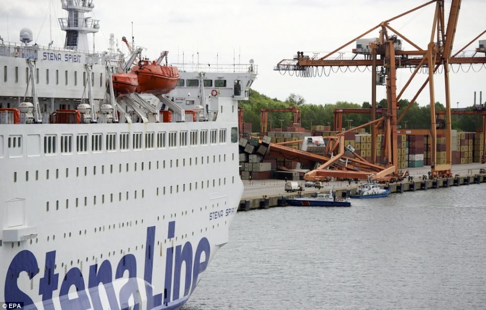Un ferry destruye un puerto 2 Ferry destruye un muelle