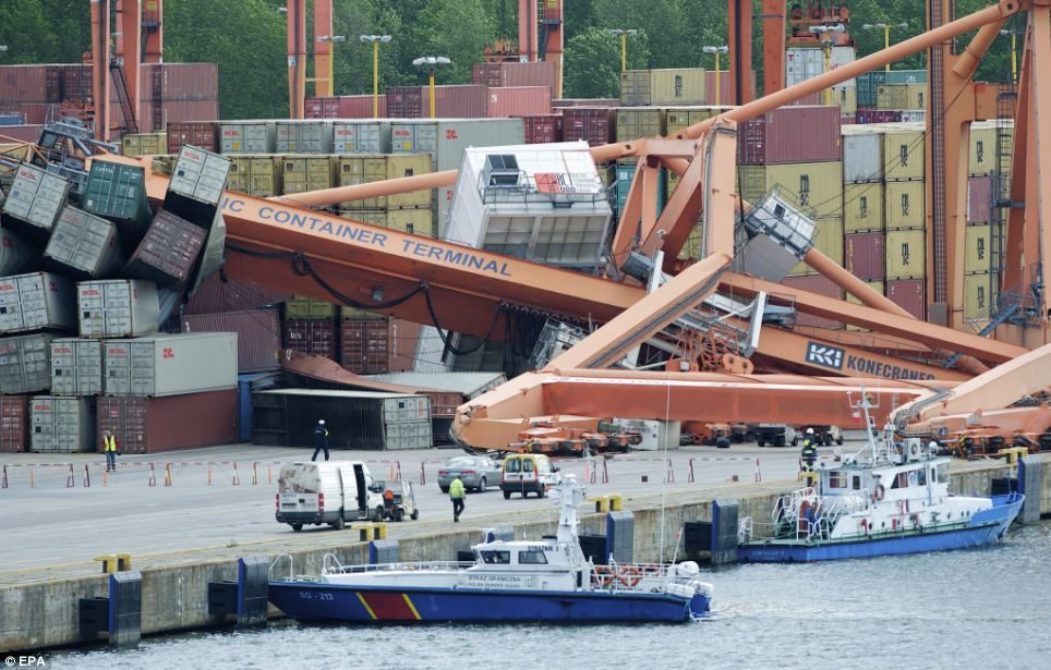 Un ferry destruye un puerto 3 Ferry destruye un muelle