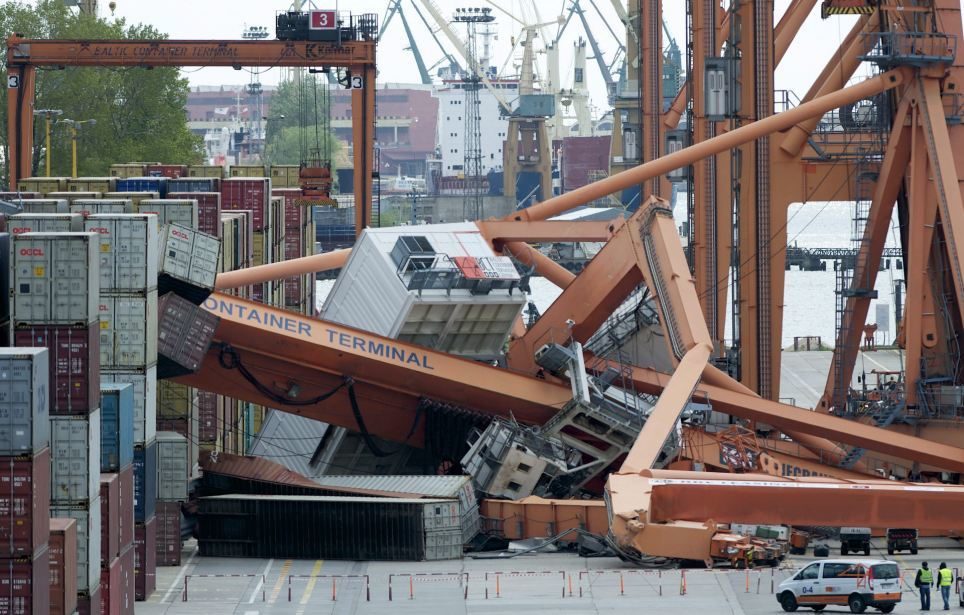 Un ferry destruye un puerto 4 Ferry destruye un muelle