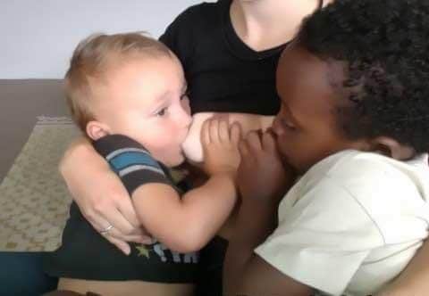 Madre da el pecho a su hijo de 4 y otro adoptivo de 7 1 Madre da el pecho a su hijo de 4 y otro adoptivo de 7 2