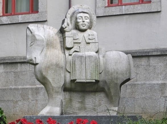 10 mentiras bien gordas que nos contaron en el colegio 4 El caballo de santiago no era blanco