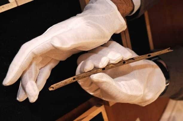 Descubren el instrumento musical más antiguo, una flauta de hace 42 mil años 4