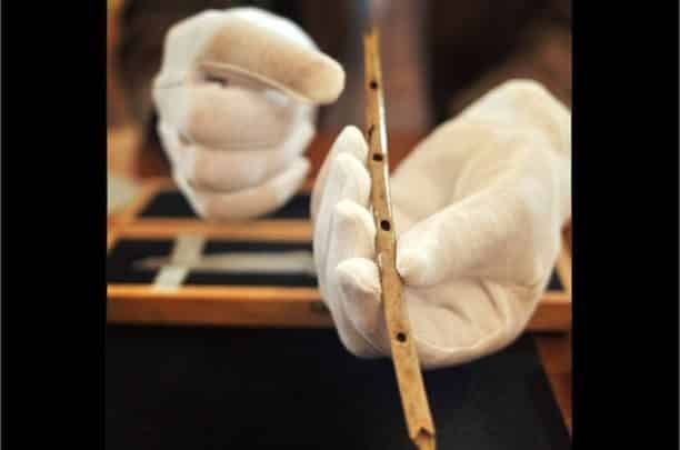 Descubren el instrumento musical más antiguo, una flauta de hace 42 mil años 2