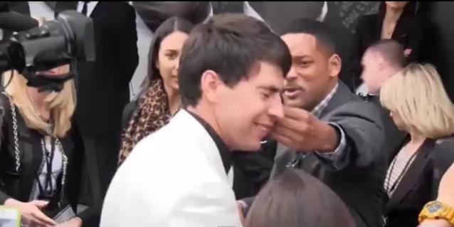 Will Smith le pegó a un reportero que intentó darle un beso en la boca 1 Will Smith le pegó a un reportero que intentó darle un beso en la boca 2
