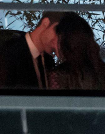 El apasionado beso de Kristen Stewart y Robert Pattinson en Cannes 2 El apasionado beso de Kristen Stewart y Robert Pattinson en Cannes 3